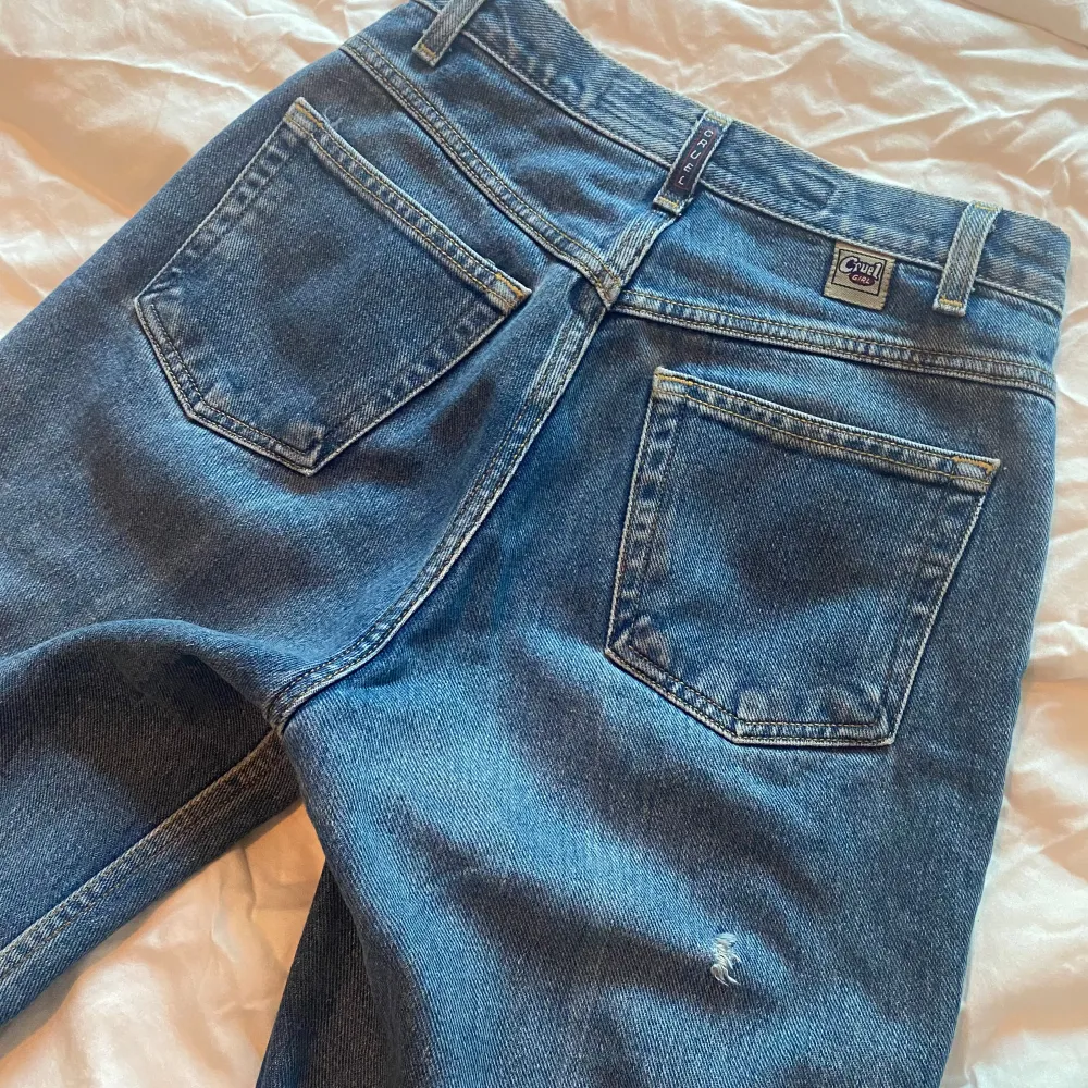 Vintage denim jeans, super cute tags with a little scuffing near the butt. I am 179 and the jeans are past ankle length. Size on jeans is 3, fits like a US 26. Jeans & Byxor.