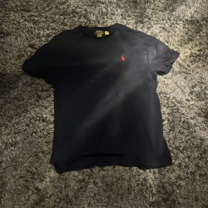 Ralph lauren t-shirt - Ralph lauren t shirt jävligt bra skick och skön att ha till sommaren grisch som fan skick 9/10