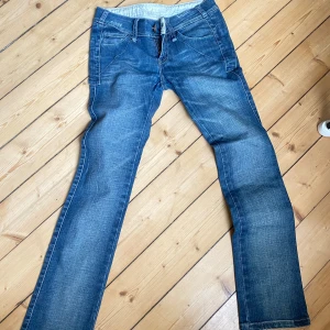 Blå jeans från Et Boite - Säljer ett par snygga blå jeans från Et Boite i storlek S. De har en klassisk femficksdesign med coola broderade detaljer på bakfickorna. Jeansen har en bekväm passform och är perfekta för vardagsbruk. De är i bra skick och redo för en ny ägare!