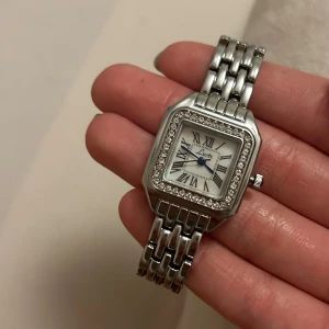 Klocka - Säljer denna klocka då jag fick en annan i födelsedagspresent. Går att justera bandet. Hann aldrig använda den så den är som helt ny.  Tryck gärna på ”köp nu”.💕