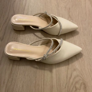 Sandaler / klackskor  - Supersnygga beiga klackar med låg klack🤩 Aldrig använd, säljer då de är lite för stora för mig 🥲Storlek 38