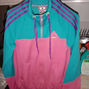 Vintage Adidas tröja  - Storlek 38. Väldigt varsamt använd så den ser som ny ut. 