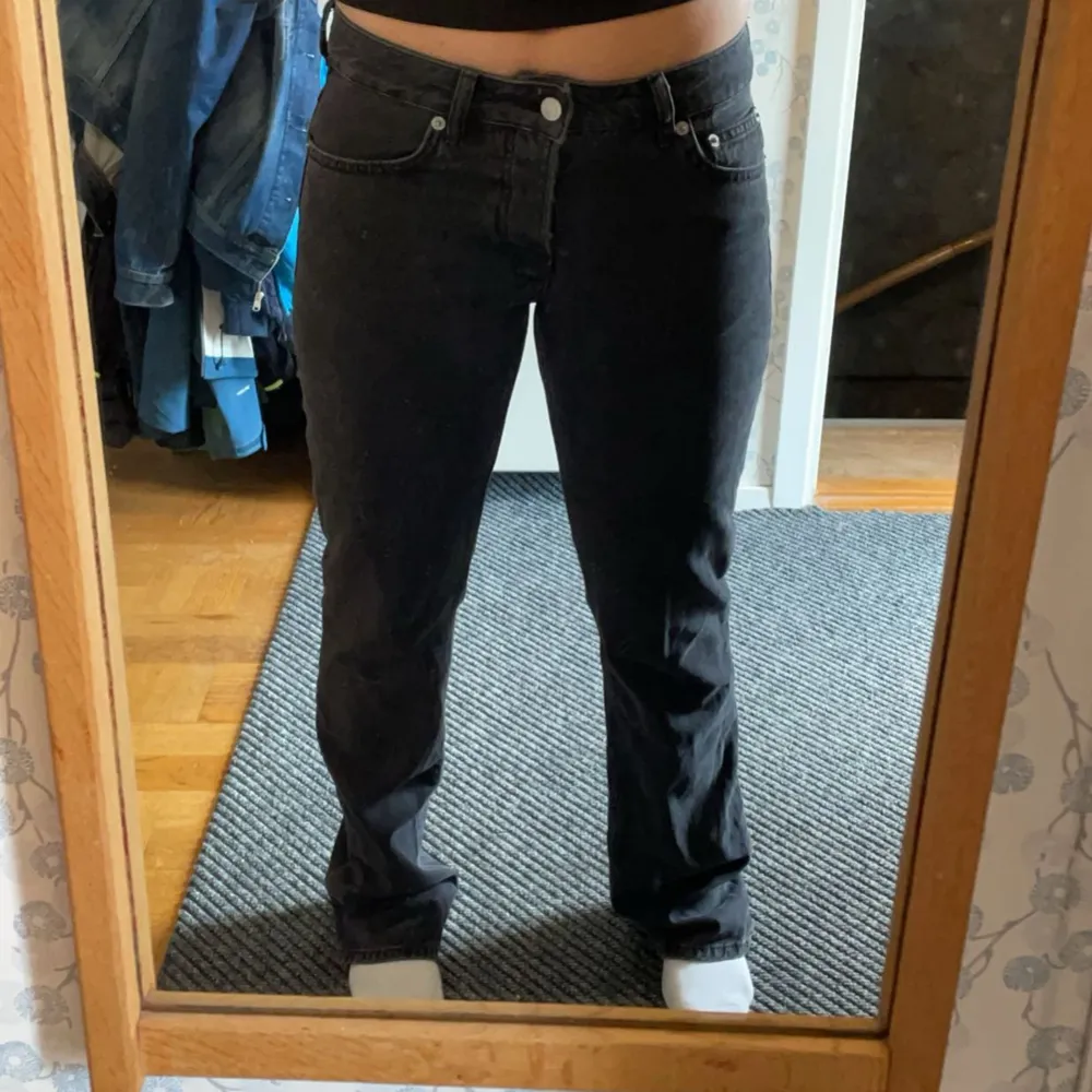 Svarta lågmidjade jeans från Lager 175, modellen är ”Icon” ♣️ Nyskick! Aldrig använda bara provade då de är lite för små för mig och datum för att lämna tillbaka gått ut 🖤Nypris 400kr!. Jeans & Byxor.