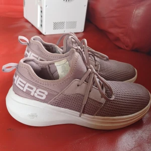 Träningsskor - Sparsam använda. Ny pris 1599. Fick som present men gillar de inte längre. Yoga mat sulor insidan.