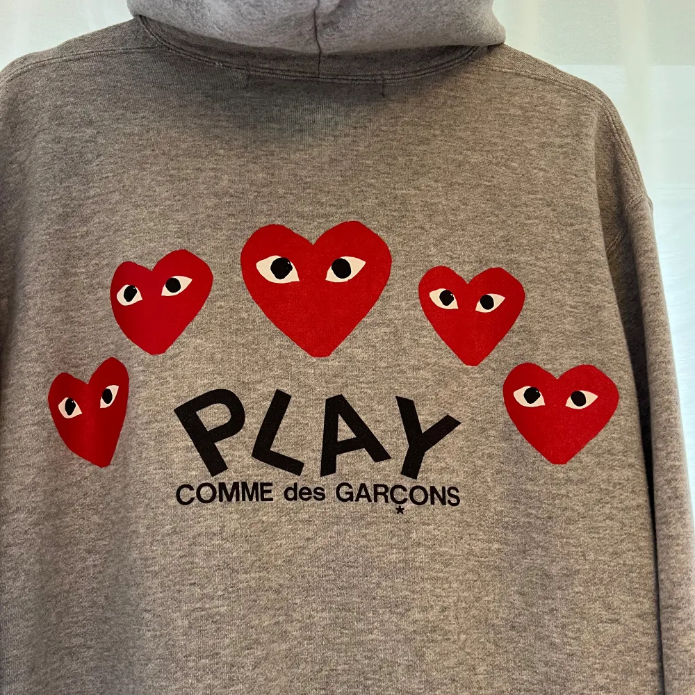 Säljer en grå commes des garcons play zip Hoodie i mycket bra skick. Storlek M men sitter som S. Nypris: 2795kr på Nk.. Hoodies.