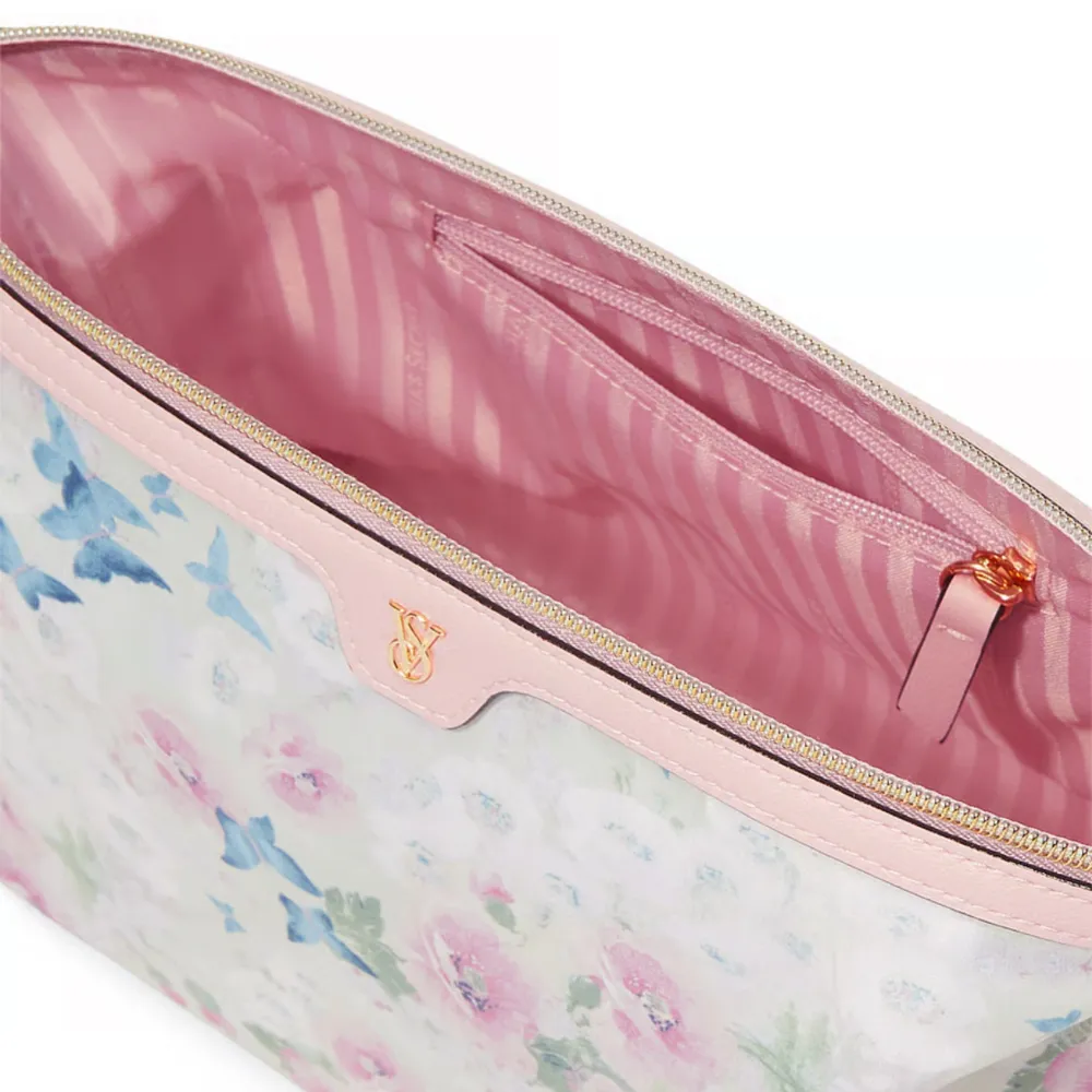 Säljer Original Snap makeup bag från VS🌸🌸 en superfin necessär med blommigt mönster i rosa, blått och grönt. Med en praktisk dragkedja och insidan är randig i rosa. Perfekt för att hålla ordning på dina småsaker och smink!!  nypris 480kr. Accessoarer.