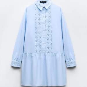 Zara skjort miniklänning med hålbroderier - Super söt klänning från zara, ljusblå. Använd en gång. Tyvärr inte riktigt min stil, helt slutsåld och köpt för 349kr. Säljer via Swish och postnord alternativ möts upp i Stockholm 🩷