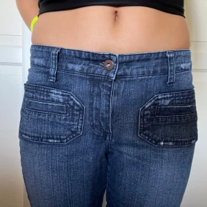 Lågmidjade bootcutjeans💙💙🌟 - Sjukt snygga med fina detaljer⚡️🌟de är lite trasiga längst ner på benen (sista bilden)