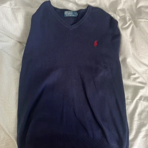 Ralph lauren tröja - Säljer min ralph lauren tröja! Tröjan köptes för några år sedan men har knappast kommit till användning! Därför finns det inga defekter. Tröjan är storlek S och sitter perfekt på mig. Priset kan komma att sänkas vid snabb affär! Liten defekt med slitning/hål i armen