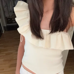 Zara topp - Jättesöt topp från zara i nyskick!🥰 Sista bilden är lånad!🤗