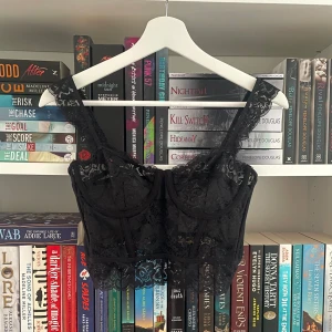 Korsett - Sjukt fin spets topp/korsett. Toppen är endast testad & i nytt skick🤍