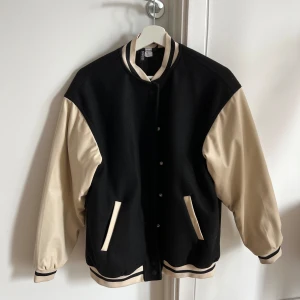 H&M jacka  - Snygg svart & beige bomberjacka från H&M. Storlek XS. 