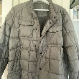 Massimo Dutti  - Massimo suttit jacka, liten reva på armen men ihopsydd, därav priset. 