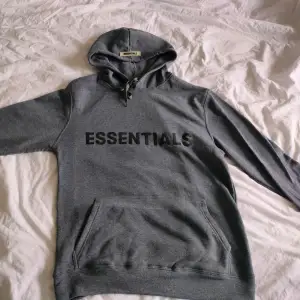 Essentials hoodie,inte säker på om den är äkta eller bara en äldre modell då den är köpt på Sellpy för 500kr.Det står även essentials fear of god längst ner på ena armen.