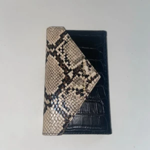 Ideal of Sweden skall - Kan användas som en plånbok och skall för sin mobil, har använt ett par gånger. 