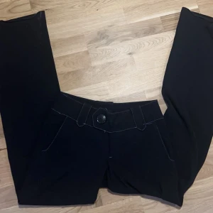 Kostym byxor - Jätte fina kostymbyxor💗Som är långa och lågmidjade, det har blivit ner trampade längst ner på bena fast man tänker inte på det!🫶🏻
