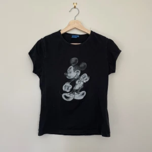 Disney T-shirt  - Disney T-shirt från 00-talet. Använt men bra skick! Strl M (barn) men passar XS dam. Se även mina andra annonser, 3 för 2 på allt! 💫