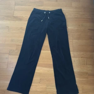 mörkblå juicybyxor  - mörkblåa juicybyxor köpta på kidsbrandstore i storlek 12/13 är som xs