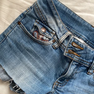Vintage jeansshorts💋 - Vintage jeansshorts ursprungligen från H&M💕 De är köpta typ år 2000s så de finns inte längre att köpa i affär💝 Stora i storleken! Skriv om flera bilder🫶