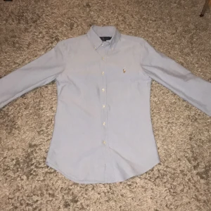 Ralph Lauren Skjorta - Tja! Säljer en schysst Ralph Lauren skjorta. Oanvänt skick, Säljer eftersom jag inte använder den längre