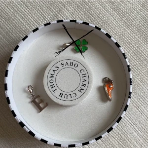 Thomas Sabo berlock  - Nypris: Converse - 449kr, mitt pris - 300kr  E - 299kr, mitt pris -200kr  Skriv för paketpris 