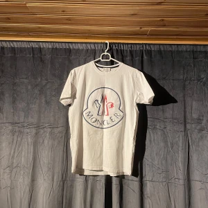 T-Shirt - Bra skick, 8/10. Storlek M men passar även S. ( O. B. S.  1.  1. Rep ) 