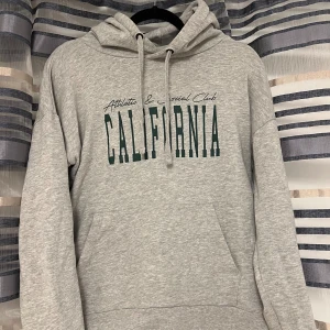 Grå hoodie - Fin hoodie från Lager 157, storlek S Mycket bra skick, använt väldigt lite. Modellen finns inte kvar längre.