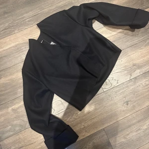 Blanket stitch jacket - Fin jacka nu till höst, säljes för 400kr vid snabb affär kan jag tänka mig att gå ner i pris💕 säljes pga fel storlek.