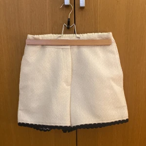 Maje skjorts  - Vita shorts med svart kant inköpta på maje i Paris för 1500 kr.