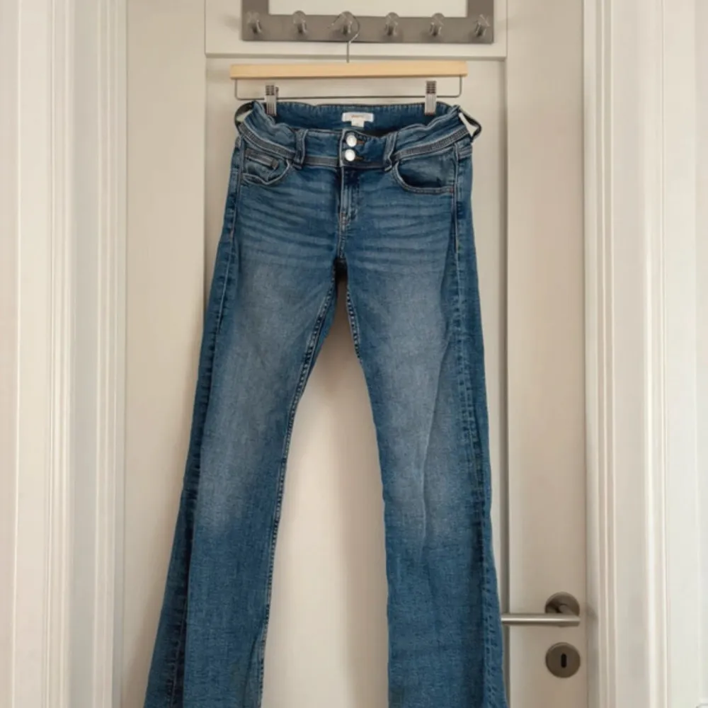 Snygga jeans i stlk 158, sparsamt användarvänlig bra skick🥰  Går självklart att diskutera priset❣️. Jeans & Byxor.