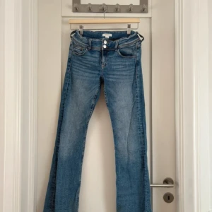 Snygga lågmidjade bootcut jeans - Snygga jeans i stlk 158, sparsamt användarvänlig bra skick🥰  Går självklart att diskutera priset❣️