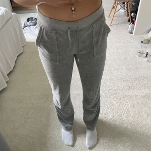 Grå Juicybyxor  - Grå Juicybyxor som säljs på grund utav att de aldrig kommer till användning. Saknas en sån metall grej på ens snöret (visas på bild) Pris går att diskuteras!❤️