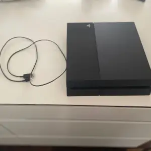 Ett ps4 som har använts i kanske 5 år men funkar fortfarande jätte bra! Och en laddare till kontroll men tyvärr ingen kontroll. PRISET KAN SÄNKAS OM INTRESSERAD 