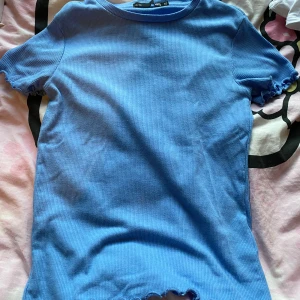 Lager 157 blå T-shirt storlek xs - Säljer denna fina T-shirt. köpt ifrån lager 157. Tömmer min garderob med kläder jag knappt använder/ aldrig använt 🥲 nästan allt är thriftat. Om ni har några frågor skicka gärna ett dm :) jag kan också samfrakta