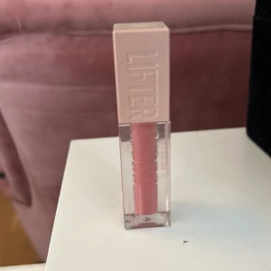 Maybelline Lifter gloss  - Helt oanvänd endast öppnad lifter glosa! Säljer då den köptes i fel färg och är för ljus på mig! 