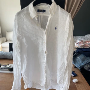 Ralph Lauren skjortor linne/bomull - Säljer 3 st. Ralph Lauren skjortor.   Vit linne i storlek medium. Pris: 450 Blå linne i storlek medium. Pris: 450 Vit bomull i storlek medium. Pris 250