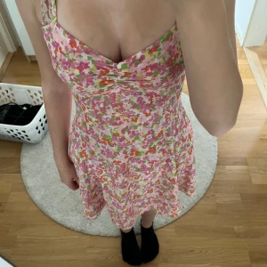 Blommig klänning från Gina  - Storlek xs, nytt skick