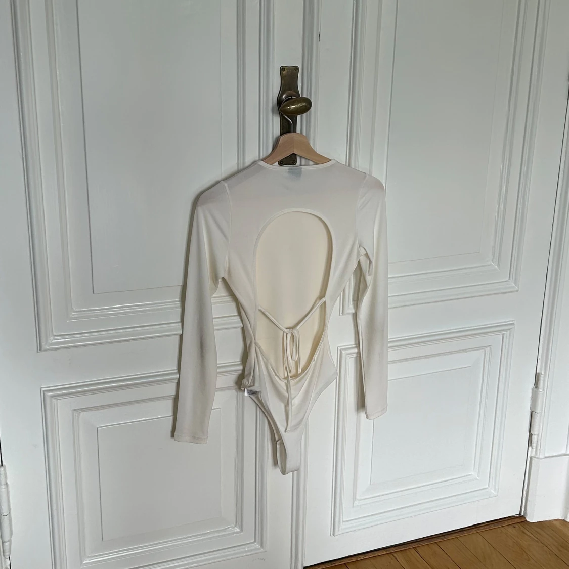 Vit långärmad bodysuit från Gina Tricot