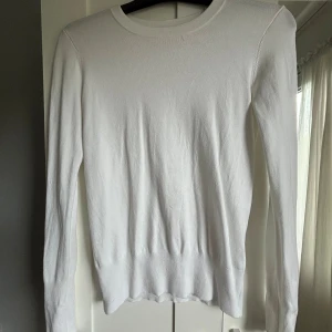 Långärmad tröja  - Aldrig använd. Fina detaljer vid armlederna 