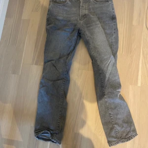Gråa jeans - Väldigt fina gråa jeans från lager 157. Storlek 29/32. Tveka inte att höra av er vid funderingar. 