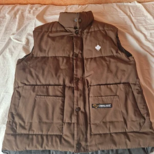 Canada Goose Väst - Riktigt fin Canada Goose väst som ej använts så mycket. Fint skick på den! Säljer den jag inte föredrar denna färgen.  Det är storlek S. Äkta givetvis, dock finns ej kvitto då den är gammal.