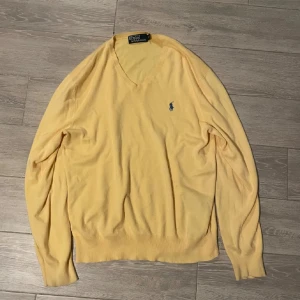 ralph lauren tröja  - bra skick, storlek M, herr modell men passar både tjej och kille 