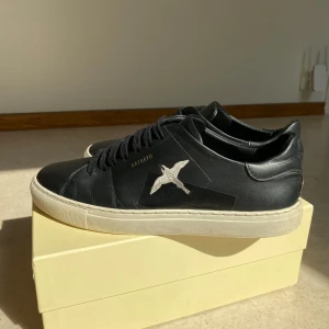 Atigato skor - Använda men ändå okej skick, säljer för de är för små. Finns små skador men inget som tänks på vid användning, hör av er om frågor👌