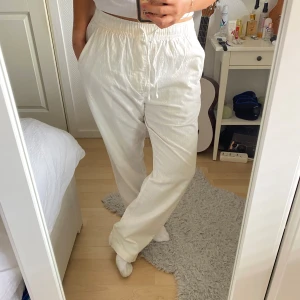 Linnebyxor  - Jättesköna linnebyxor som passar perfekt till slutet av sommaren och hösten!  Oanvända och är i toppskick 