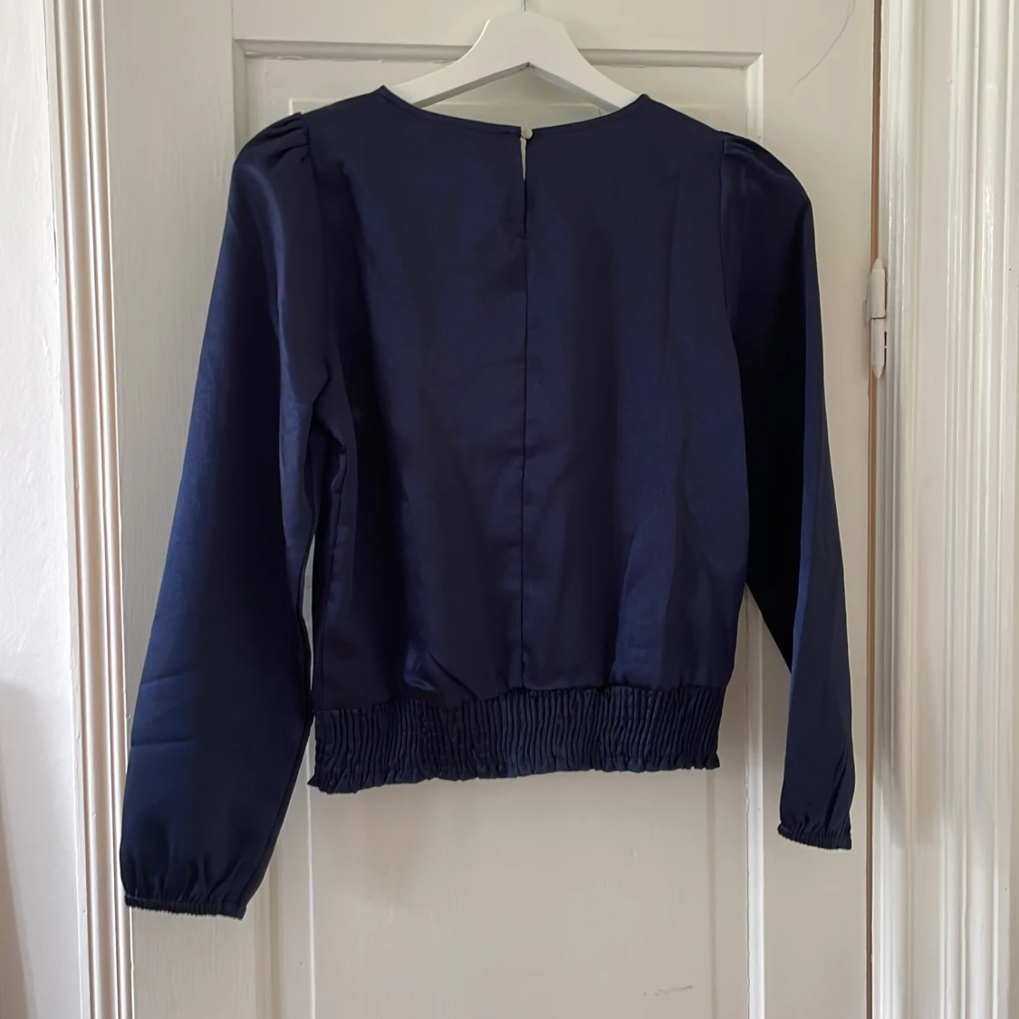 Blå glansig blus - 90