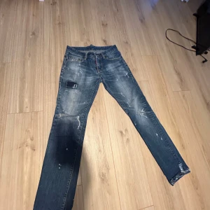Dsquared 2 - Dsquared 2 jeans. Mycket bra skick  Knappt använda  3000 kr Pris är diskuterbart 