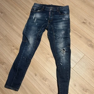 Dsquared 2 - Skit snygga Dsquared 2 jeans! Skick 9/10✅ passar dig som är runt 175-180. Äkta  Finns det frågor eller funderingar så tveka inte på att höra av dig.