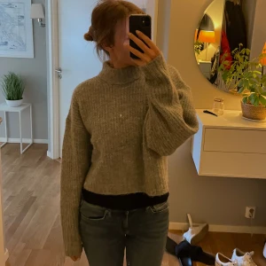 Grå stickad tröja  - Grå stickad tröja från Gina tricot 