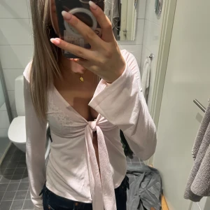 Gina tröja - Super fin tröja från Gina! Har lite fläckar men inget som syns på utsidan då det är inuti tröjan men ville endå meddela om de. Kontakta för fler frågor❤️❤️ Fint skick