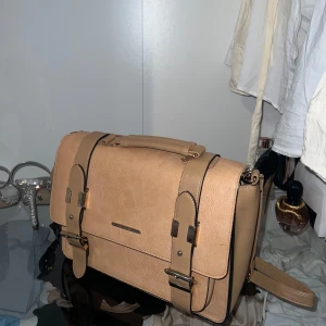 River Island väska - Små skador vid kanter och lite missfärgning inuti, men fortfarande hur snygg som helst och passar till skolstarten. Kan även göras till en ryggsäck med axelremmen 🩷
